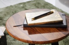 Beistelltisch in Braun aus Tischplatte: Sheesham Gestell: Metall - 45cm (H)