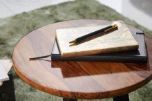 Beistelltisch in Braun aus Tischplatte: Sheesham Gestell: Metall - 45cm (H)