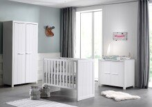 Babybett >ERIK< in Weiß aus Massiv Kiefer und MDF - 127x90x68cm (BxHxT)