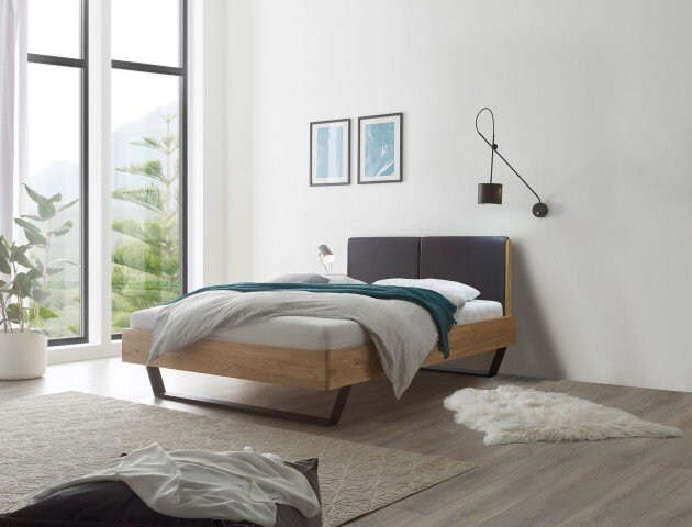 Massivholzbett >YKEKE< Balkenbett, Eiche massiv, Metallkufe, Liegefl. 140x200 - Stellmaß 146 x 97 x 215 cm (B/H/T)