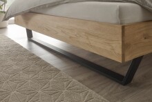 Massivholzbett >YKEKE< Balkenbett, Eiche massiv, Metallkufe, Liegefl. 140x200 - Stellmaß 146 x 97 x 215 cm (B/H/T)