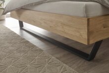 Massivholzbett >YKEKE< Balkenbett, Eiche massiv, Metallkufe, Liegefl. 140x200 - Stellmaß 146 x 97 x 215 cm (B/H/T)