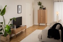 TV-Board >Langley< mit Lamellenfront in Eiche furniert, MDF - 140x45x40cm (BxHxT)