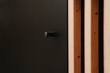 Kommode >Monza< 2 Türen, 2 Böden, 3D-Lamellen-Optik, in schwarz / Dekor Artisan Eiche - 80x90x40cm (BxHxT)