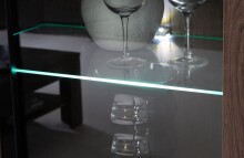 Highboard >SAVONA< LED, Script-Schlameiche Dekor / Schwarz Glanz - 133x161,8x42,3cm B/H/T