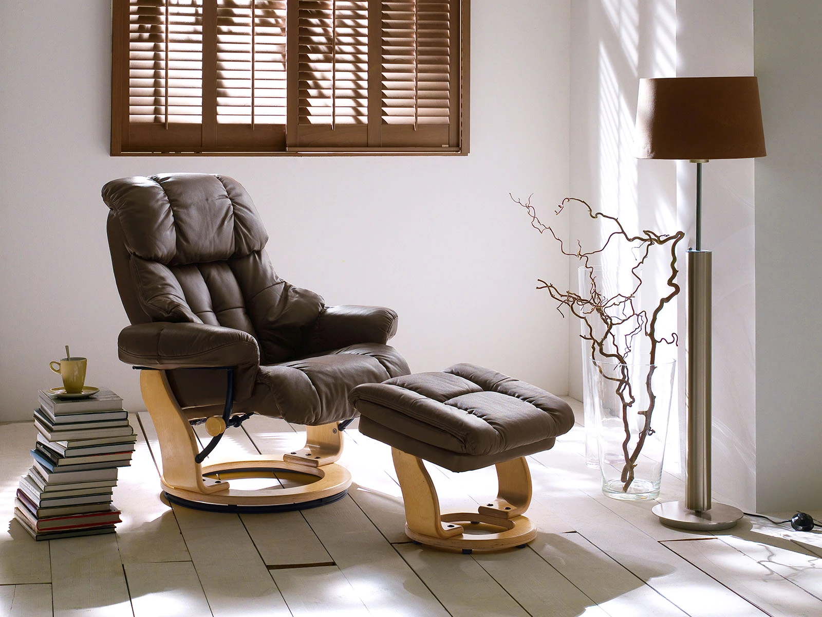 Relaxsessel Carl I in Braun mit Holzgestell Natur