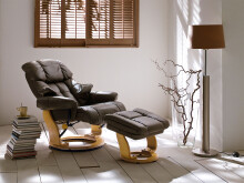 Relaxsessel >Carl I< mit Hocker, bis 130 kg belastbar, drehbarer Fernsehsessel mit Liegefunktion, Echtleder braun, Gestell Holz natur