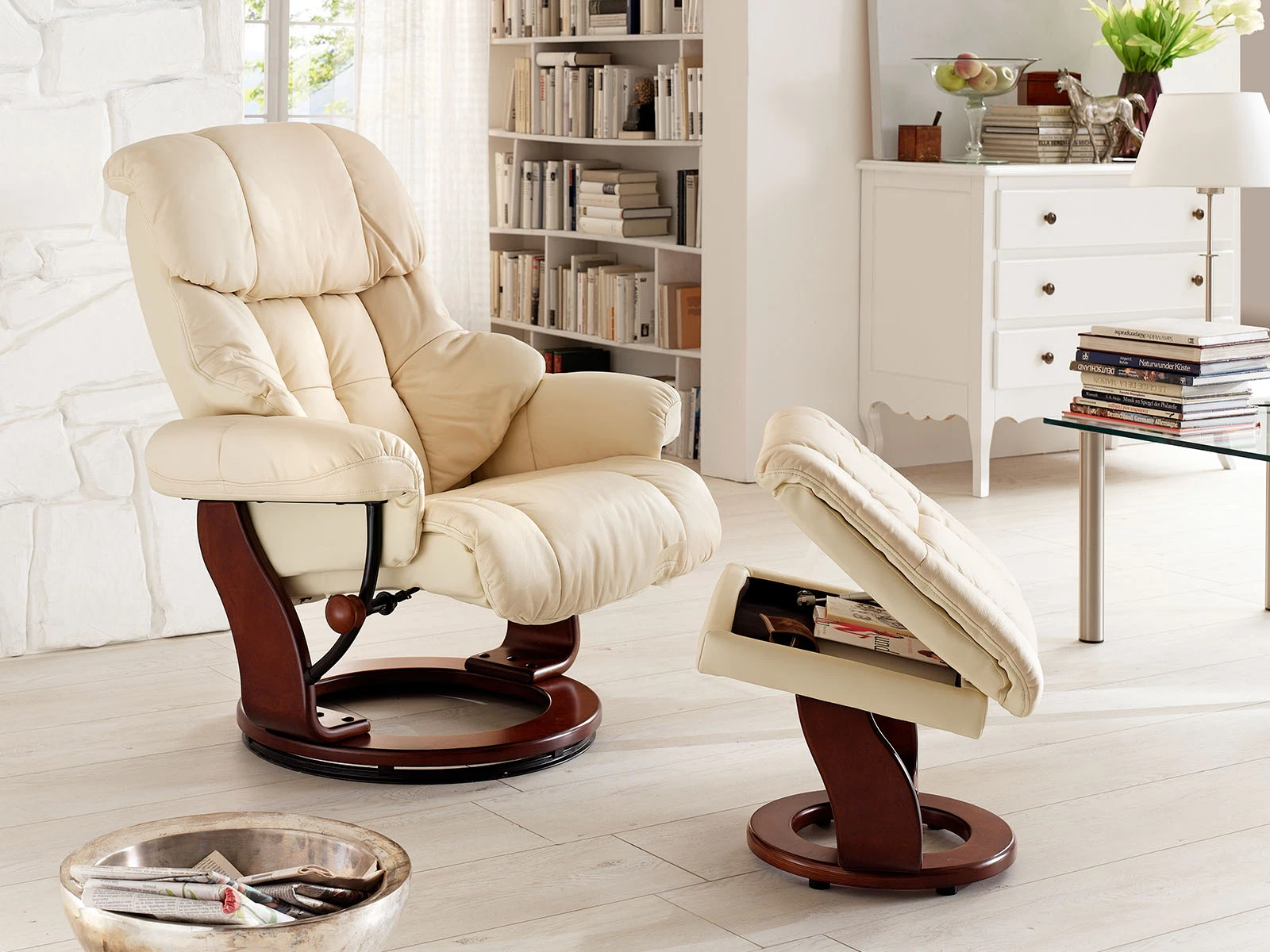 Relaxsessel Carl I in Creme mit Holzgestell Walnuss